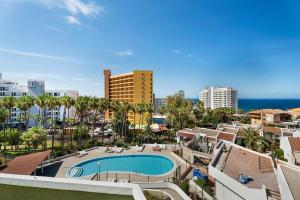 een luchtzicht op een resort met een zwembad bij Las Flores 407 in Playa Fañabe