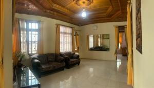 ein Wohnzimmer mit einer Couch und einem Spiegel in der Unterkunft Garuda Homestay in Bukittinggi + 2 Fotos