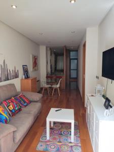 Telewizja i/lub zestaw kina domowego w obiekcie Pleno centro, Terraza, Principe, 5 min casco vello y estación AVE