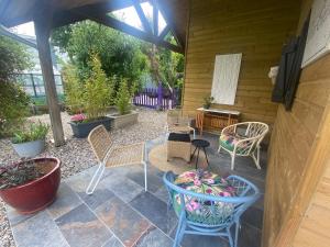 un patio con sillas, una mesa y una mesa con sillas en Entre Honfleur et Etretat, en Octeville-sur-Mer