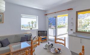 un soggiorno con divano e tavolo di Cliff View Terrace by Dream Homes Tenerife a Puerto de Santiago