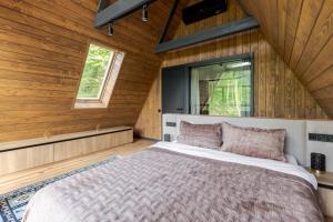 a bedroom with a bed in a wooden cabin at Time ForRest in Maidan Village