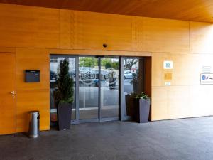 una entrada a un edificio con puertas de cristal en B&B HOTEL Fulda-Hbf, en Fulda