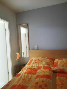 um quarto com uma cama e um espelho em Apartment Am Mühlenbusch em Neuss