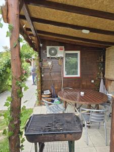 una mesa y sillas en un patio con ventilador en Dedin Konak en Golubac