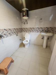 uma casa de banho com um WC e um lavatório em Green Valley-Nature`s Oasis em Dalhousie