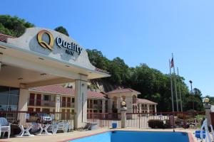 ein Hotel mit einem Pool vor einem Gebäude in der Unterkunft Quality Inn - Conway in Conway