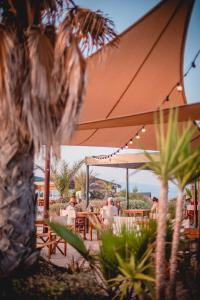 een groep mensen die aan een tafel zitten onder een paraplu bij Salines in Hyères