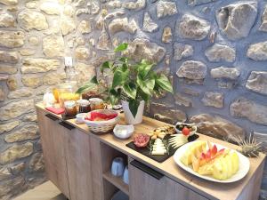 - une table avec un buffet de plats dans l'établissement Panorama Suite, à Piazza Armerina