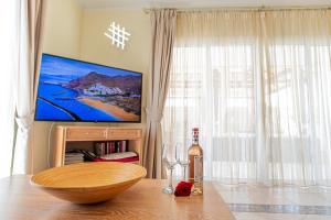 TV a/nebo společenská místnost v ubytování Villa with pool in Madroñal Fañabe, Costa Adeje