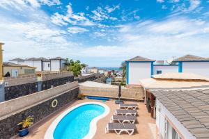 Bazén v ubytování Villa with pool in Madroñal Fañabe, Costa Adeje nebo v jeho okolí