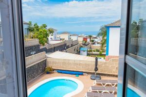 Bazén v ubytování Villa with pool in Madroñal Fañabe, Costa Adeje nebo v jeho okolí