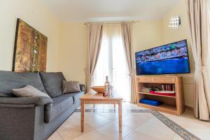TV a/nebo společenská místnost v ubytování Villa with pool in Madroñal Fañabe, Costa Adeje