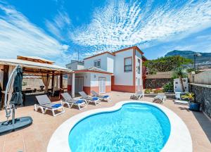 Bazén v ubytování Villa with pool in Madroñal Fañabe, Costa Adeje nebo v jeho okolí