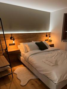 シャモニー・モンブランにあるApartment Mont Blancのベッドルーム1室(白い大型ベッド1台付)