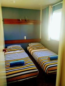 two beds sitting next to each other in a room at Cottage flottant Terrasse Nature près Dijon 