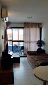 - une chambre avec un lit et une vue sur un balcon dans l'établissement Flat Apartamento, 50m da praia, à João Pessoa