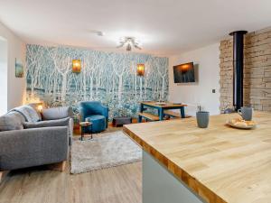 sala de estar con cocina con mesa y sofá en 3 Bed in Lanark 81079 en Forth