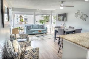 een woonkamer met een blauwe bank en een tafel bij Arcadian Dunes 08-229 in Myrtle Beach