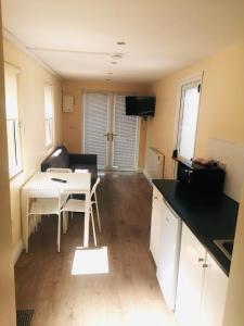 Кухня або міні-кухня у Delphi Cottage