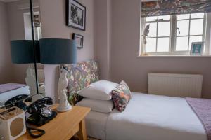 Ein Bett oder Betten in einem Zimmer der Unterkunft Leeds Castle Stable Courtyard Bed and Breakfast