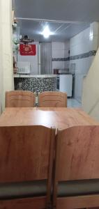 a wooden table and chairs in a kitchen at Casa mobilhada para alugar durante o FIG 2024 in Garanhuns