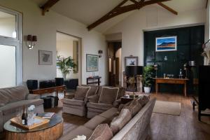 uma sala de estar com um sofá e uma mesa em Grange Cottage em Bursledon