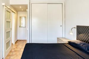 レスカラにあるApartamento Marのベッドルーム1室(ベッド1台、クローゼット付)