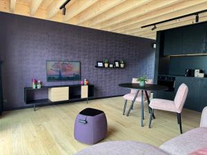um quarto com uma mesa e duas cadeiras e uma cozinha em Durbuy Insolite - Natural Escape em Durbuy