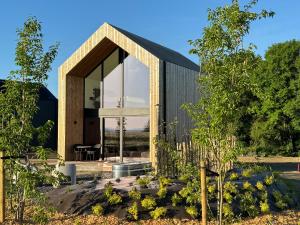 una piccola casa con tetto nero di Durbuy Insolite - Natural Escape a Durbuy