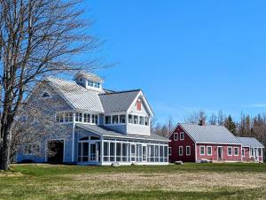 uma grande casa branca com uma casa vermelha em Oceanside Saltwater Farm House NEW em Milbridge