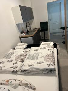 two beds in a room with a kitchen with a sink at Apartment 2 in Duisburg-Mitte, Altstadt in Duisburg
