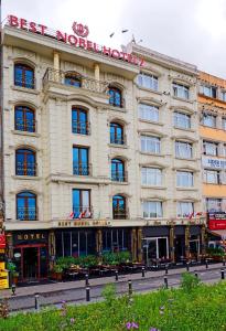 un bâtiment avec un panneau à l'avant dans l'établissement Best Nobel Hotels 2 İstanbul-Special Category, à Istanbul