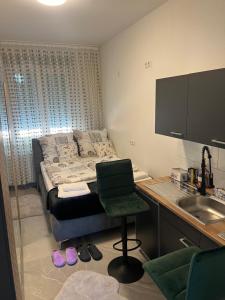 een slaapkamer met een bed en een bureau met een stoel bij Apartment 2 in Duisburg-Mitte, Altstadt in Duisburg