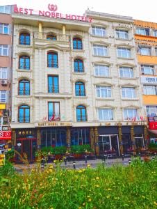 - un grand bâtiment blanc avec un panneau dans l'établissement Best Nobel Hotels 2 İstanbul-Special Category, à Istanbul