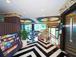 un hall d'un hôtel avec un plancher en damier dans l'établissement Best Nobel Hotels 2 İstanbul-Special Category, à Istanbul