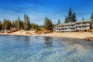 um hotel na praia com a água em Lakeview Gem em Tahoe Vista