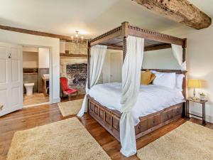 una camera con letto a baldacchino di 6 Bed in Ventnor 94745 a Wroxall