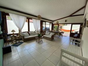 Ruang duduk di Casa em Maresias Completa