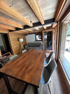 ein Esszimmer mit einem großen Holztisch und Stühlen in der Unterkunft Chalet 181 Grand Haury in Arvier