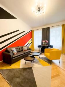 ein Wohnzimmer mit einem Sofa und einem Tisch in der Unterkunft Exclusive Suite Museumsquartier in Wien