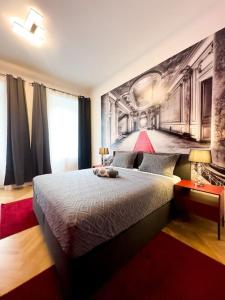 ein Schlafzimmer mit einem großen Bett und einem Gemälde an der Wand in der Unterkunft Exclusive Suite Museumsquartier in Wien