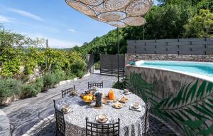 una mesa con comida junto a una piscina en Amazing Home In Filignano With House A Mountain View en Filignano