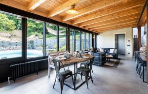 uma sala de jantar com mesa e cadeiras em Amazing Home In Filignano With Outdoor Swimming Pool em Filignano