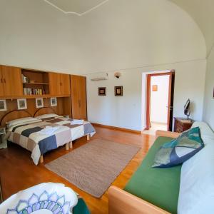 En eller flere senger på et rom på Villa Emerald