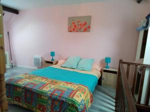 um quarto com uma cama e uma fotografia na parede em Aux Roses em Vrolle