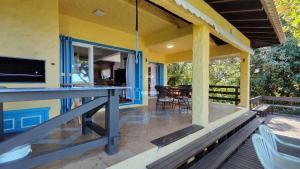 ボンビーニャスにあるA90 - Casa com piscina e linda vista - centro de Bombinhasの家の玄関