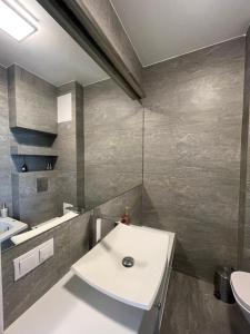 Un baño con un lavabo blanco y un inodoro. en Narutowicza 18, en Lublin 8 fotos más