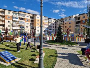 a group of people walking around a playground at Apartament 2 camere Campulung Muscel in Cîmpulung