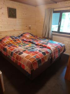 Postel nebo postele na pokoji v ubytování Chalet 7 - volledig gerenoveerd